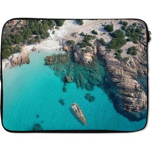 Laptophoes 17 inch 41x32 cm - Sardinië - Macbook & Laptop sleeve Een luchtfoto van wit strand tussen rotsen - Laptop hoes met foto