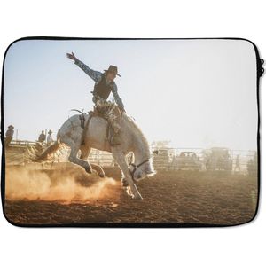 Laptophoes 14 inch 36x26 cm - Paarden  - Macbook & Laptop sleeve Cowboy op een paard tijdens de rodeo - Laptop hoes met foto