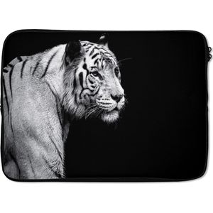 Laptophoes 13 inch - Studio shot witte tijger op zwarte achtergrond in zwart-wit - Laptop sleeve - Binnenmaat 32x22,5 cm - Zwarte achterkant