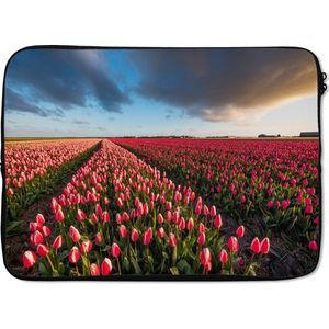 Laptophoes 13 inch - Kleurrijke tulpen in Nederlands landschap - Laptop sleeve - Binnenmaat 32x22,5 cm - Zwarte achterkant