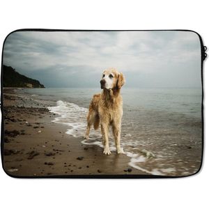 Laptophoes 13 inch 34x24 cm - Natte Honden - Macbook & Laptop sleeve Golden retriever op het strand - Laptop hoes met foto