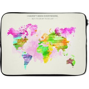 Laptophoes 13 inch 34x24 cm - Trendy wereldkaarten - Macbook & Laptop sleeve Kleurrijke schilderachtige wereldkaart met een tekst - Laptop hoes met foto