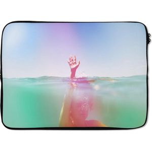Laptophoes 13 inch 34x24 cm - Abstract Kleurrijk - Macbook & Laptop sleeve Kleurrijke zwemmer - Laptop hoes met foto