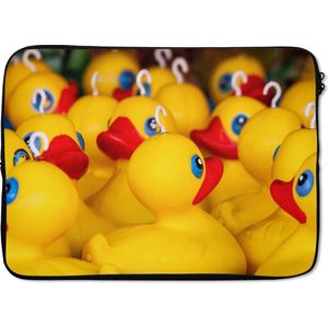 Laptophoes 13 inch - Badeenden - Geel - Haak - Laptop sleeve - Binnenmaat 32x22,5 cm - Zwarte achterkant