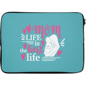 Laptophoes 13 inch 34x24 cm - Moederdag Quotes - Macbook & Laptop sleeve Moederdag quote Mom life is the best life tegen een blauwe achtergrond - Laptop hoes met foto