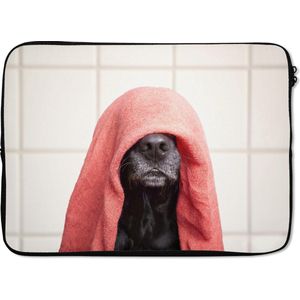 Laptophoes 13 inch - Hond met een rode handdoek op zijn hoofd - Laptop sleeve - Binnenmaat 32x22,5 cm - Zwarte achterkant