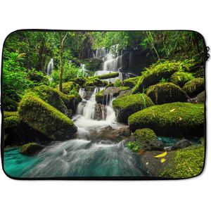 Laptophoes 13 inch 34x24 cm - Watervallen  - Macbook & Laptop sleeve Waterval in het groene bos - Laptop hoes met foto