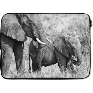 Laptophoes 13 inch 34x24 cm - Olifanten - Macbook & Laptop sleeve Baby olifant en haar moeder in Kenia in zwart-wit - Laptop hoes met foto