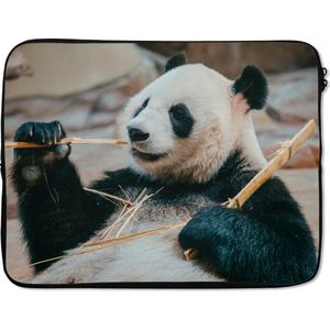 Laptophoes 17 inch 41x32 cm - Panda's - Macbook & Laptop sleeve Een bamboe etende panda - Laptop hoes met foto