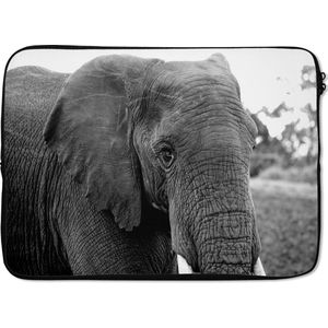 Laptophoes 14 inch 36x26 cm - Olifanten - Macbook & Laptop sleeve Close-up van een olifant in de natuur in zwart-wit - Laptop hoes met foto