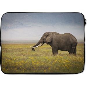 Laptophoes 14 inch 36x26 cm - Olifanten - Macbook & Laptop sleeve Grazende olifant in de natuur van Afrika - Laptop hoes met foto