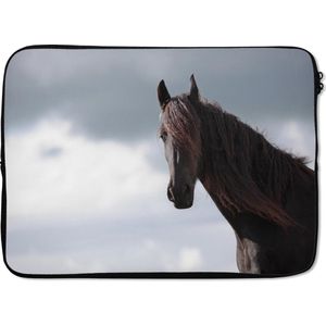 Laptophoes 13 inch 34x24 cm - Paarden - Macbook & Laptop sleeve Portret bruin paard tegen een donkere wolkenlucht - Laptop hoes met foto