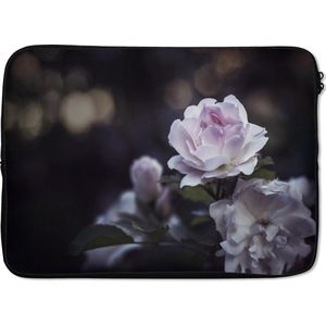 Laptophoes 14 inch 36x26 cm - Rozen close-up - Macbook & Laptop sleeve Close-up van roze rozen in de nacht - Laptop hoes met foto
