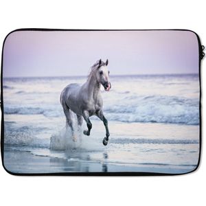 Laptophoes 13 inch 34x24 cm - Paard - Macbook & Laptop sleeve Een wit paard galoppeert over Santa Barbara Beach - Laptop hoes met foto