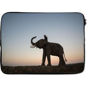 Laptophoes 14 inch 36x26 cm - Olifant zonsondergang illustratie - Macbook & Laptop sleeve Een illustratie van een olifant met een kleurrijke zonsondergang - Laptop hoes met foto