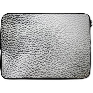 Laptophoes 14 inch - Grijze Lederen print - Laptop sleeve - Binnenmaat 34x23,5 cm - Zwarte achterkant