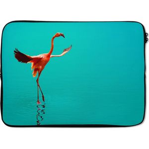 Laptophoes 14 inch - Flamingo in de blauwe zee - Laptop sleeve - Binnenmaat 34x23,5 cm - Zwarte achterkant