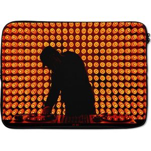 Laptophoes 14 inch 36x26 cm - Mengpaneel - Macbook & Laptop sleeve DJ achter een mengpaneel in oranje licht - Laptop hoes met foto