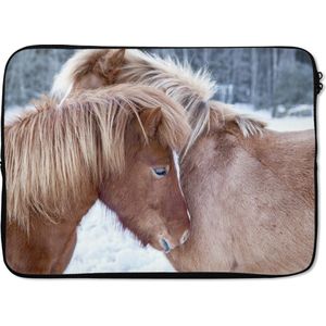 Laptophoes 14 inch 36x26 cm - Paard - Macbook & Laptop sleeve Een veulen knuffelt het moederlijke paard - Laptop hoes met foto