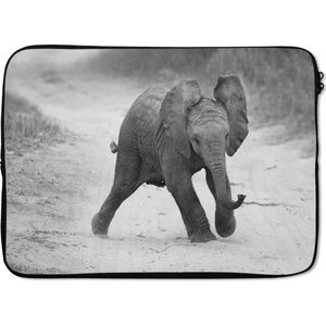 Laptophoes 13 inch 34x24 cm - Olifanten - Macbook & Laptop sleeve Baby olifant die in het zand loopt in zwart-wit - Laptop hoes met foto