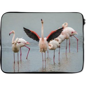 Laptophoes 13 inch - Een flamingo die zich uitstrekt - Laptop sleeve - Binnenmaat 32x22,5 cm - Zwarte achterkant
