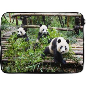 Laptophoes 14 inch - Panda's - Bamboe - Bladeren - Laptop sleeve - Binnenmaat 34x23,5 cm - Zwarte achterkant