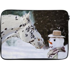 Laptophoes 13 inch - Paard - Sneeuwpop - Sneeuw - Laptop sleeve - Binnenmaat 32x22,5 cm - Zwarte achterkant