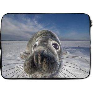 Laptophoes 14 inch 36x26 cm - Zeedieren - Macbook & Laptop sleeve Grijze zeehond in de sneeuw - Laptop hoes met foto