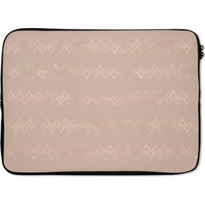 Laptophoes 14 inch 36x26 cm - Luxe patroon - Macbook & Laptop sleeve Luxe patroon van roségouden ruiten tegen een roze achtergrond - Laptop hoes met foto