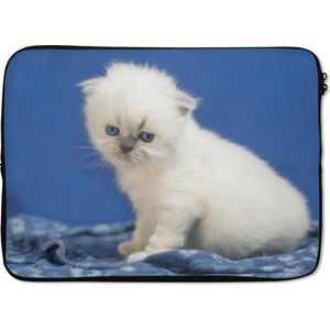 Laptophoes 13 inch 34x24 cm - Katten - Macbook & Laptop sleeve Witte kitten in blauwe ruimte - Laptop hoes met foto