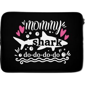 Laptophoes 13 inch 34x24 cm - Moederdag Quotes - Macbook & Laptop sleeve Moederdag quote Mommy shark do-do-do-do tegen een zwarte achtergrond - Laptop hoes met foto