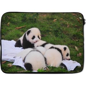 Laptophoes 14 inch - Panda's - Gras - Deken - Laptop sleeve - Binnenmaat 34x23,5 cm - Zwarte achterkant