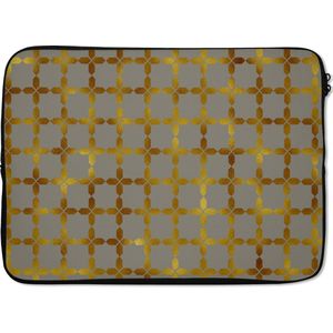 Laptophoes 14 inch 36x26 cm - Luxe patroon - Macbook & Laptop sleeve Luxe patroon van vierkanten met gouden details tegen een grijze achtergrond - Laptop hoes met foto