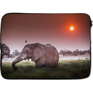 Laptophoes 13 inch 34x24 cm - Olifanten - Macbook & Laptop sleeve Rode zonsondergang boven een olifant in het gras - Laptop hoes met foto