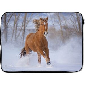 Laptophoes 14 inch 36x26 cm - Paard - Macbook & Laptop sleeve Een bruin paard galoppeert door de sneeuw - Laptop hoes met foto