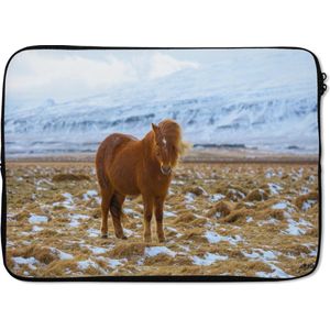 Laptophoes 13 inch - Portret van een IJslander paard in de winter - Laptop sleeve - Binnenmaat 32x22,5 cm - Zwarte achterkant