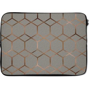Laptophoes 13 inch 34x24 cm - Luxe patroon - Macbook & Laptop sleeve Luxe patroon met zeshoeken en ruiten in een bronzen kleur op een grijze achtergrond - Laptop hoes met foto