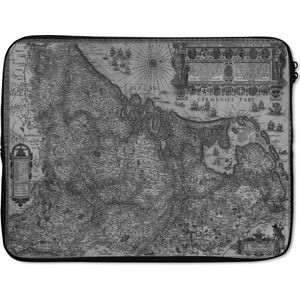 Laptophoes 17 inch - Historische zwart witte landkaart van Nederland - Laptop sleeve - Binnenmaat 42,5x30 cm - Zwarte achterkant