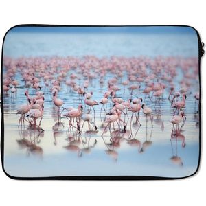 Laptophoes 17 inch - Groep flamingo's op het Nakurumeer in Kenia - Laptop sleeve - Binnenmaat 42,5x30 cm - Zwarte achterkant