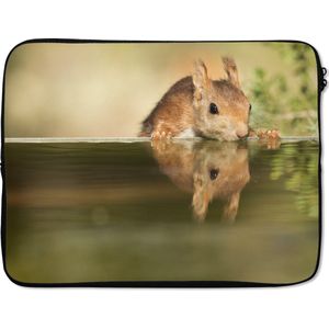 Laptophoes 15 inch 38x29 cm - Drinkende Dieren - Macbook & Laptop sleeve Drinkende eekhoorn - Laptop hoes met foto