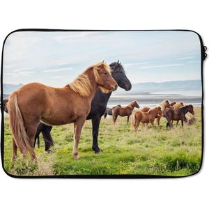 Laptophoes 14 inch - Kudde IJslander paarden in groen gras - Laptop sleeve - Binnenmaat 34x23,5 cm - Zwarte achterkant