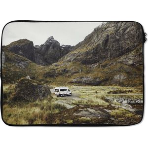 Laptophoes 13 inch 34x24 cm - Noorwegen - Macbook & Laptop sleeve Auto tussen de bergen - Laptop hoes met foto