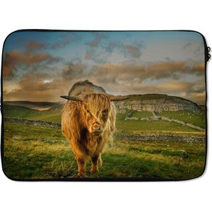 Laptophoes 13 inch 34x24 cm - Schotse Hooglanders  - Macbook & Laptop sleeve Harige Schotse hooglander in de hei - Laptop hoes met foto