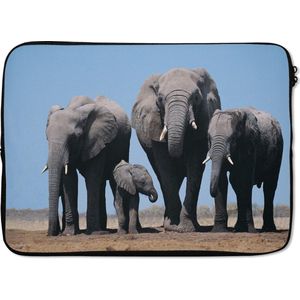 Laptophoes 14 inch 36x26 cm - Olifanten - Macbook & Laptop sleeve Vier olifanten onder een blauwe lucht - Laptop hoes met foto