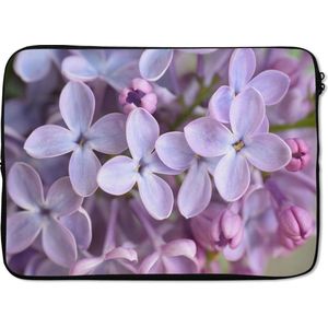 Laptophoes 14 inch 36x26 cm - Seringen - Macbook & Laptop sleeve Close up van paarse seringen bloemen - Laptop hoes met foto