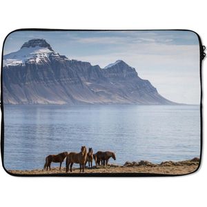 Laptophoes 14 inch - Close-up van IJslander paarden aan een meer - Laptop sleeve - Binnenmaat 34x23,5 cm - Zwarte achterkant