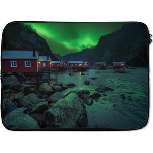 Laptophoes 14 inch 36x26 cm - Noorderlicht - Macbook & Laptop sleeve Noorderlicht boven typisch Noors dorpje - Laptop hoes met foto