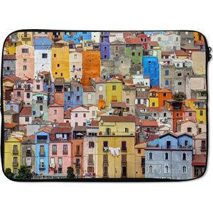Laptophoes 13 inch 34x24 cm - Sardinië - Macbook & Laptop sleeve De kleurrijke huizen in Sardinië - Laptop hoes met foto