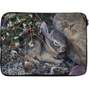 Laptophoes 13 inch - Baby konijn - Rots - Huisdier - Laptop sleeve - Binnenmaat 32x22,5 cm - Zwarte achterkant