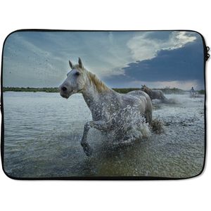 Laptophoes 13 inch 34x24 cm - Paard - Macbook & Laptop sleeve Een wit paard rent door het water - Laptop hoes met foto